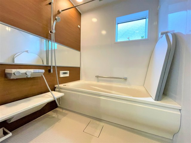 加古川市別府町新野辺の浴室|【浴室】
重厚感のあるアクセントパネルが施された浴室。窓が設けられていますので、自然光を採り込めるだけでなく、自然換気もできます。