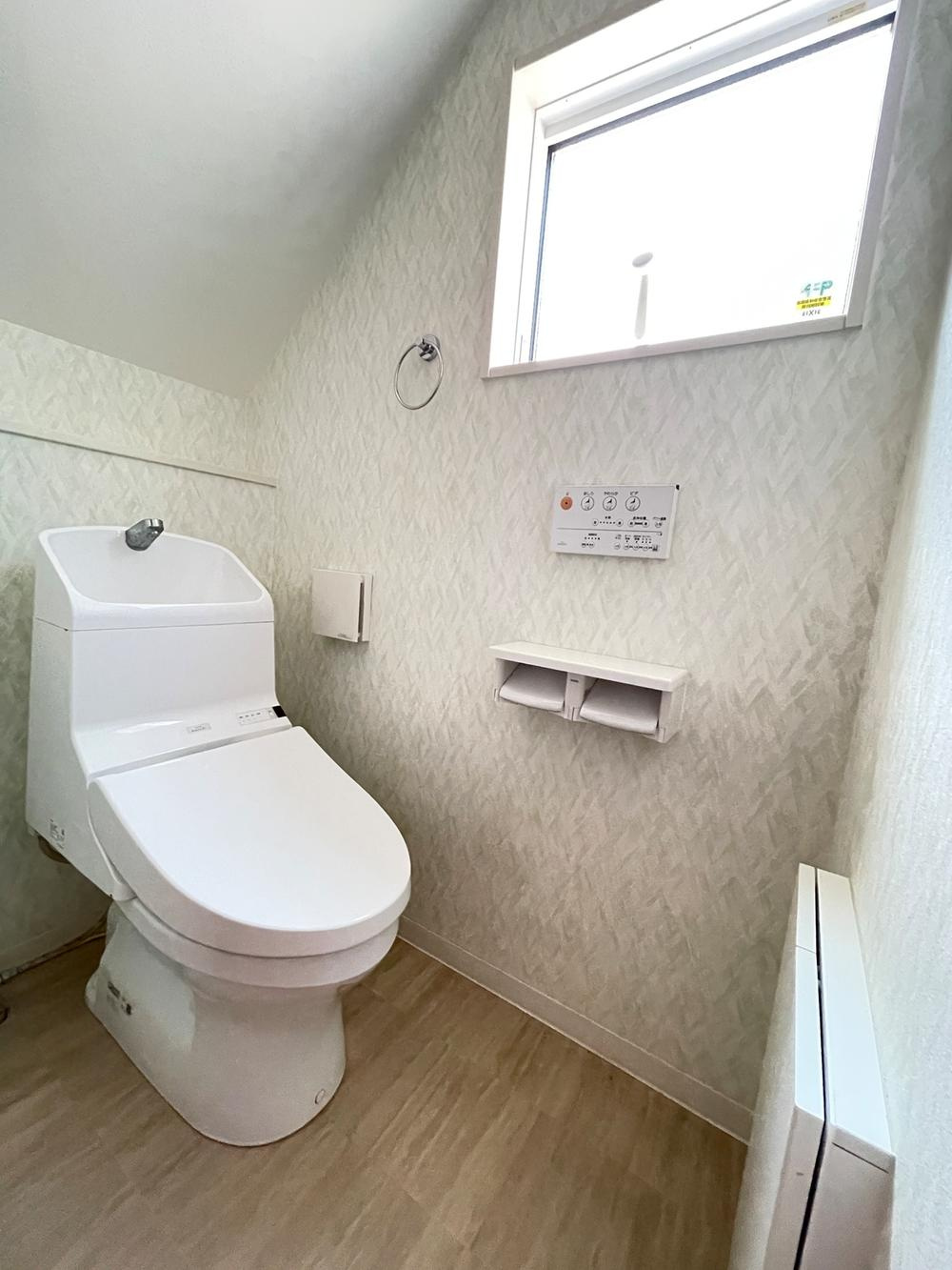 加古川市別府町新野辺のトイレ|【トイレ/1階】
温水洗浄便座付きのトイレです。年間を通して、快適に使うことができます。清潔感の感じられるホワイトベースの内装。換気可能な窓も設置されています。