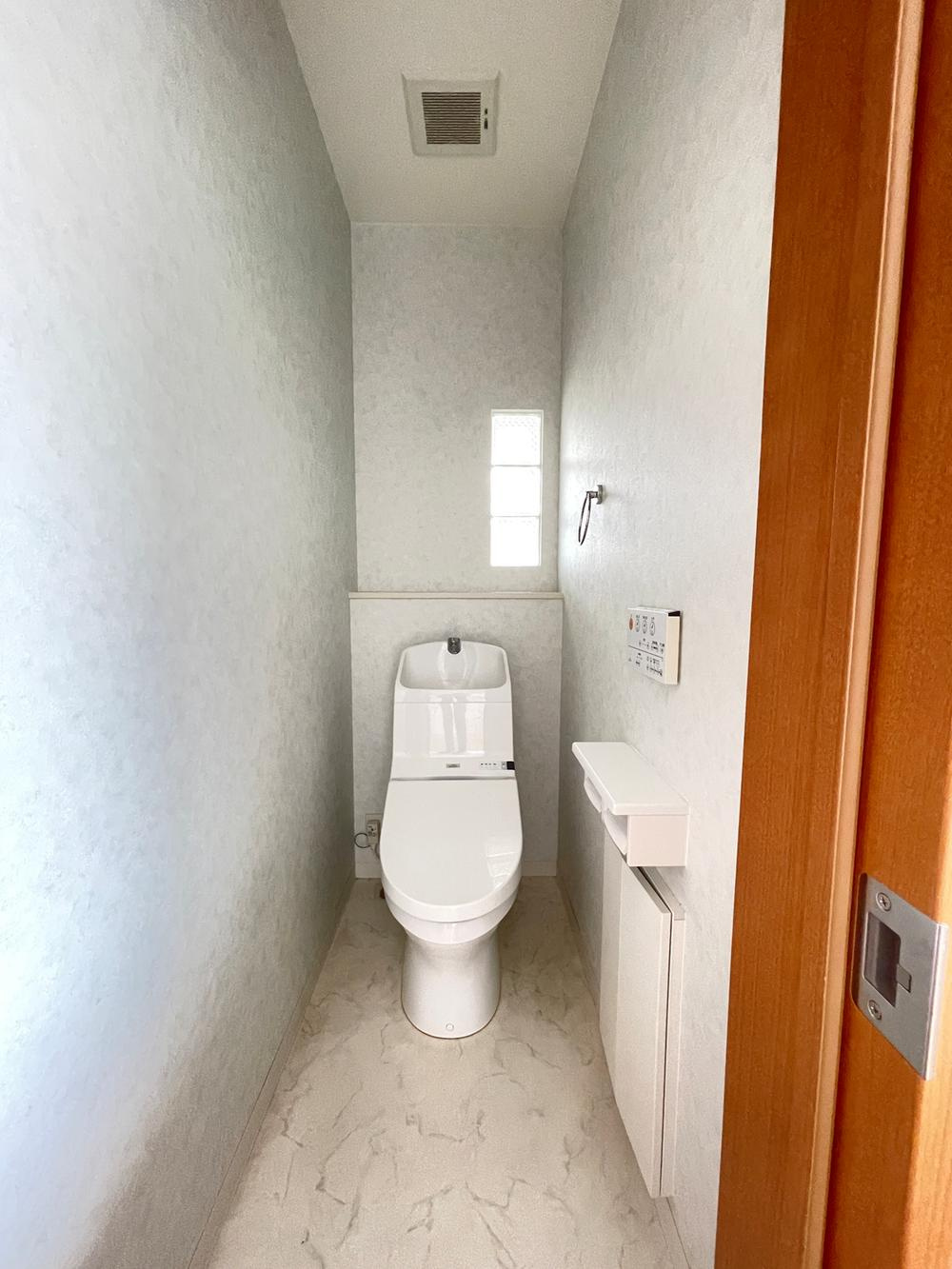 加古川市別府町新野辺のトイレ|【トイレ/2階】
手洗い器一体型のトイレのため使用後すぐに手洗いを済ませられます。トイレは各階に設置されており、来客時でも気兼ねなく利用出来ます。