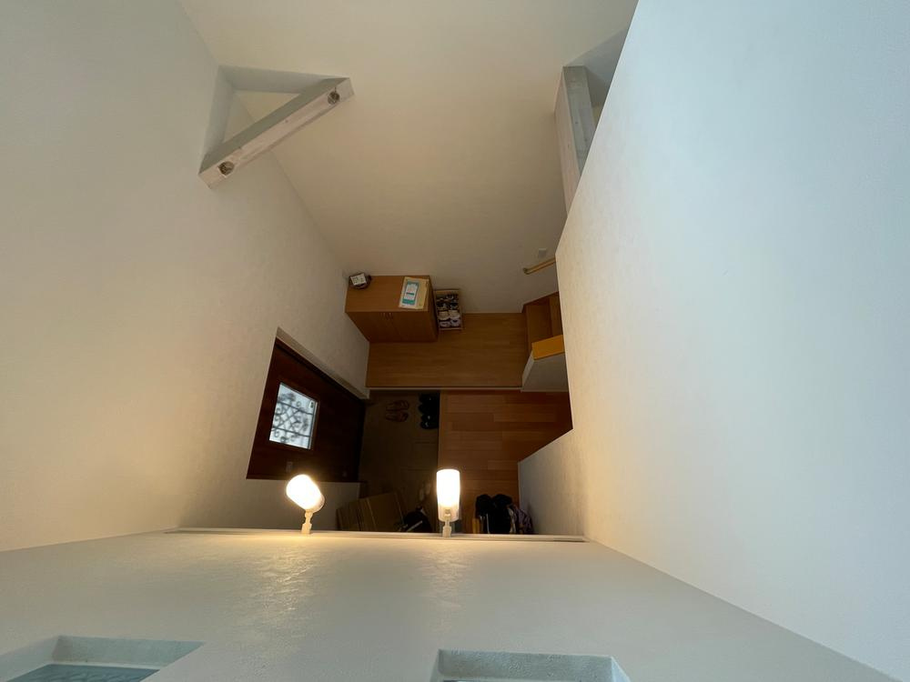 加古川市別府町新野辺のその他|【吹抜】
2階から階下の様子を確認できます。空間につながりがあるので、家族の気配を感じやすい設計。自然とコミュニケーションも深まりそうです。