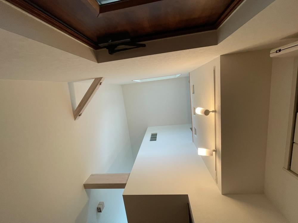 加古川市別府町新野辺のその他|【玄関ホール】
ゲストや帰宅した家族を迎える玄関ホールは上部が吹抜になっています。明るい光が差し込み、開放感あふれる空間です。