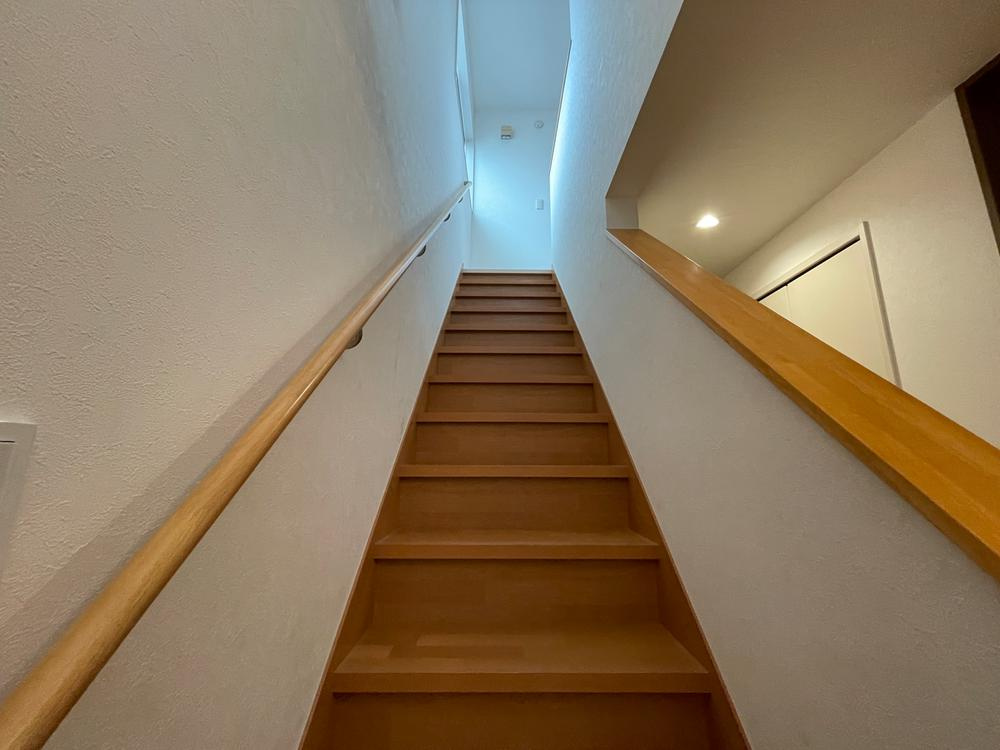 加古川市別府町新野辺のその他|【階段】
昇降時の動作をサポートする手すりが備わっています。壁にはお気に入りのアートポスターや家族写真を飾って華やかさをプラスしても◎