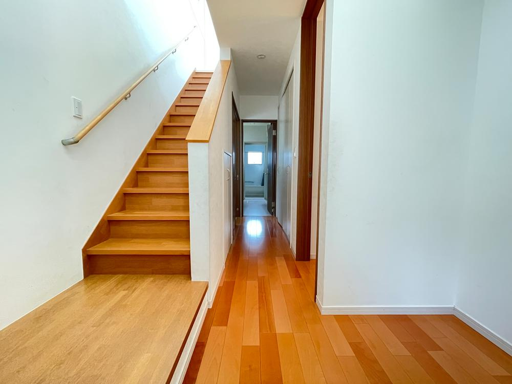 加古川市別府町新野辺のその他|【玄関ホール・階段】
玄関から階段が近く、2階への帰宅動線がスムーズ。来客時でも気兼ねなく出入りが出来そうです。洗面所も近く、帰宅後にスムーズに手洗い、うがいを済ませられます。