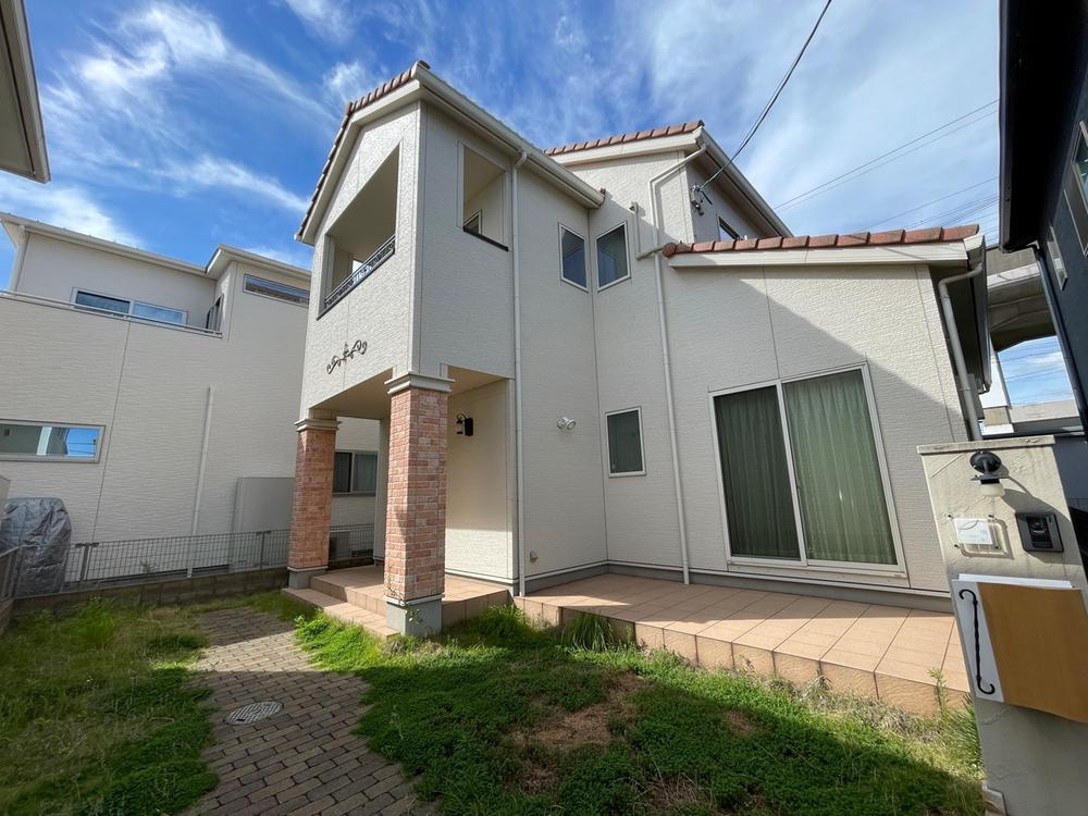 加古川市別府町新野辺の外観|【加古川市別府町新野辺】
オリジナリティ溢れる外観が目を惹くデザイン。庭にはタイルデッキがあり、バーベキューやガーデニングを楽しめます。駐車スペースは縦列で4台分とゆとりがございます(車種制限有)。