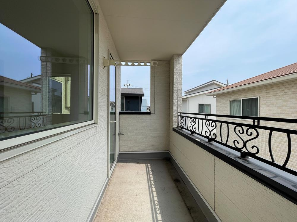 加古川市別府町新野辺のバルコニー|【バルコニー】
バルコニーは南西向きです。屋根付きのインナーバルコニー仕様で、急な雨にもスムーズに対処出来そうです。