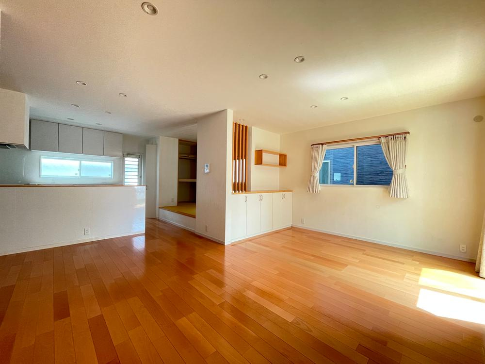 加古川市別府町新野辺の居間・リビング|【LDK/約21.5帖】
LDKは約21.5帖の広さ。隣接する和室との一体利用が可能です。3方向に窓が備わり、陽当り・通風良好。家族団らんの時間をお楽しみいただけます。