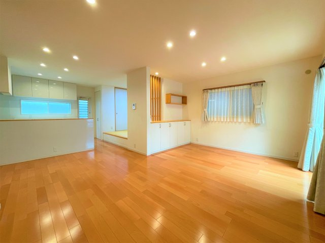 加古川市別府町新野辺の居間・リビング|【LDK/約21.5帖】
LDKは約21.5帖の広さ。隣接する和室との一体利用が可能です。3方向に窓が備わり、陽当り・通風良好。家族団らんの時間を広々とお楽しみいただけます。