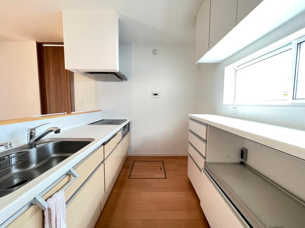 加古川市別府町新野辺のキッチン|【キッチン】
ご家族の気配を感じながら家事ができる対面式キッチン。背面のカップボードに調理家電を設置すると、スムーズな動線で調理が可能です。