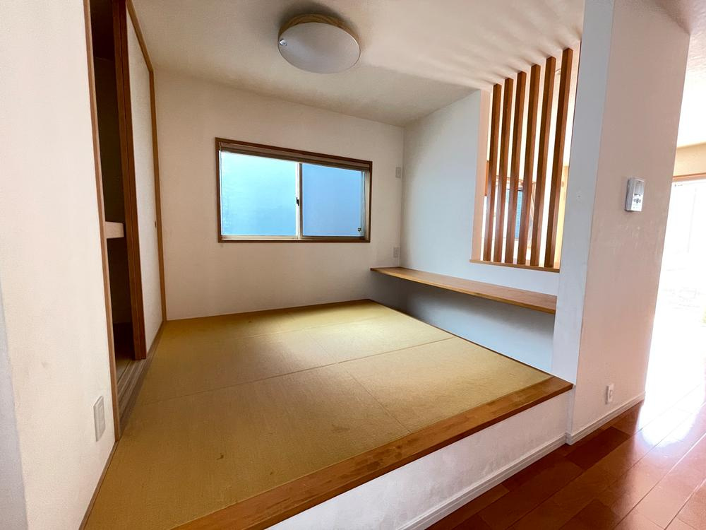 加古川市別府町新野辺の和室|【和室】
お子さまのお昼寝スペースや洗濯物を畳む家事室など多用途にお使いいただけます。勉強や在宅ワークに便利なカウンター付き。
