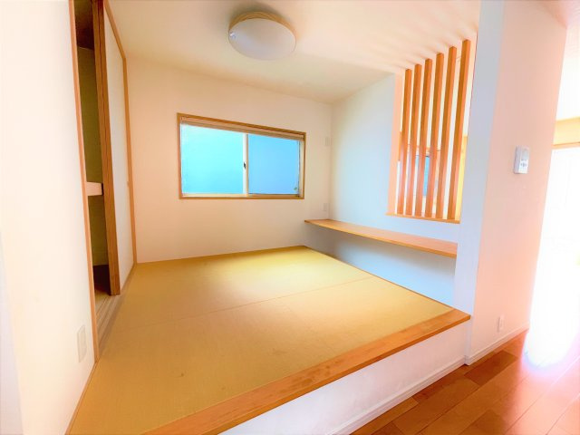 加古川市別府町新野辺のその他|【和室】
お子さまのお昼寝スペースや洗濯物を畳む家事室など多用途にお使いいただけます。勉強や在宅ワークに便利なカウンター付き。