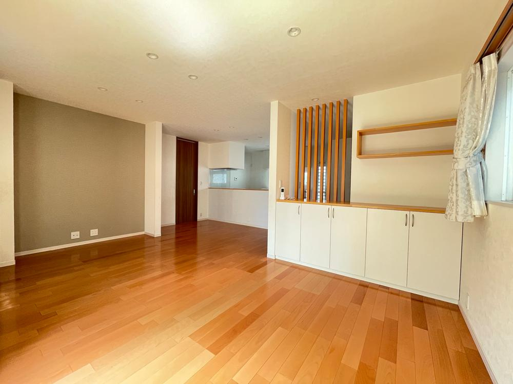 加古川市別府町新野辺の居間・リビング|【LDK/約21.5帖】
廊下を少なくすることで、居住スペースが広く確保されています。動線が短く、暮らしやすい間取り設計です。フローリングなので、日々のお手入れがスムーズ。