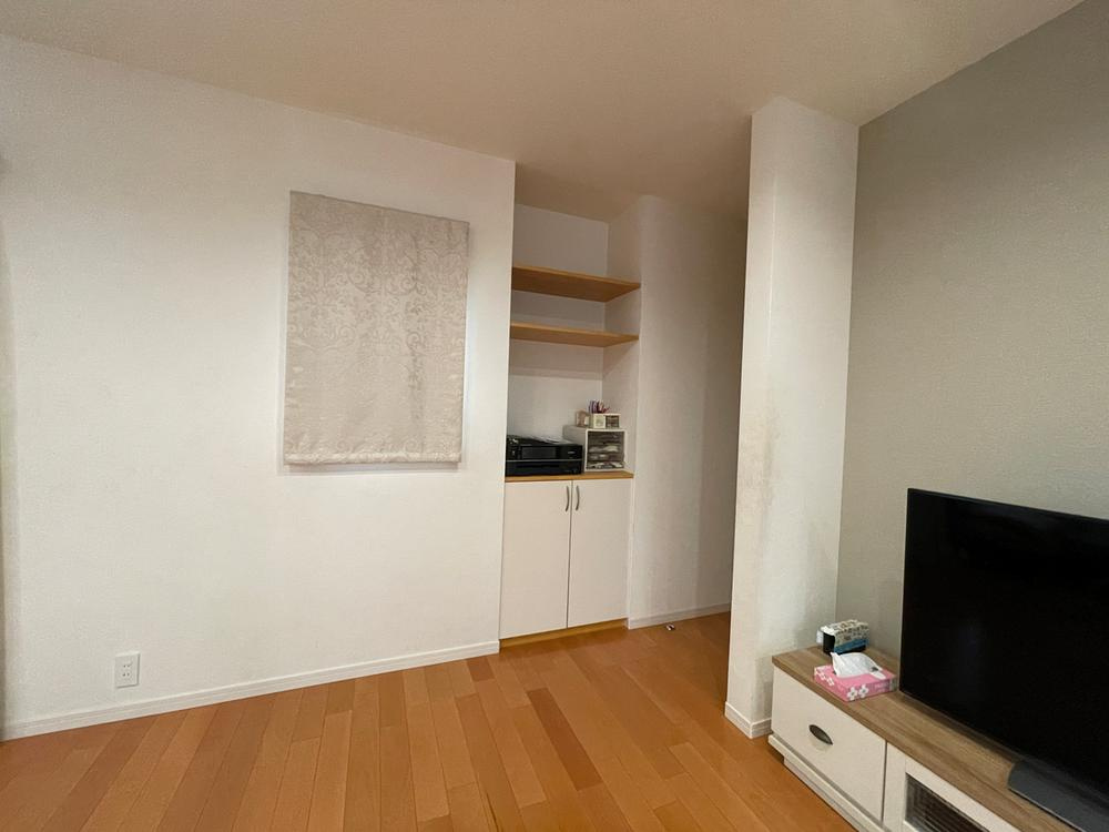 加古川市別府町新野辺の居間・リビング|【LDK/約21.5帖】
LDKの一角に収納スペースが設けられています。外出時に必要なものや防災グッズなどの収納におすすめです。