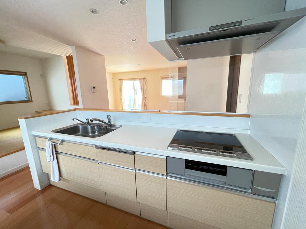 加古川市別府町新野辺のキッチン|【キッチン】
キッチンは対面式で、ご家族との会話が弾みます。カウンター付きなので、食事の配膳や片付けがスムーズに行えます。