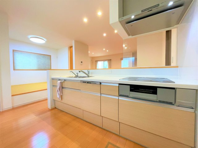 加古川市別府町新野辺のキッチン|【キッチン】
キッチンは対面式で、ご家族との会話が弾みます。カウンター付きなので、食事の配膳や片付けがスムーズに行えます。