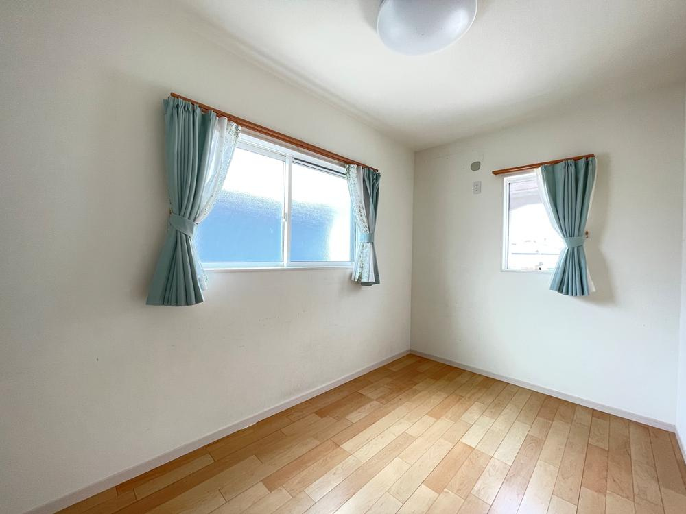 加古川市別府町新野辺の洋室|【洋室】
2階には洋室3部屋が備わっています。お子様が成長されてもプライベート空間をしっかりと確保可能。プライバシーを保ちやすい環境です。