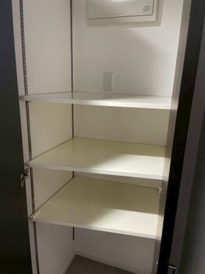 【収納】 | ディークラディア鶴見アクロスタワー | スペースがあれば有効利用　可動棚付きの収納　
