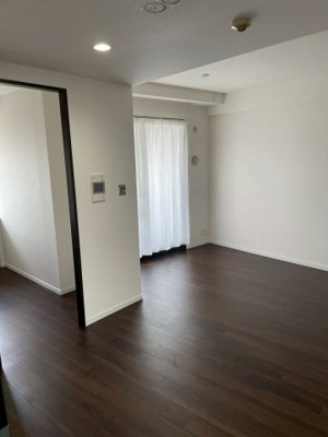 【居間・リビング】 | ディークラディア鶴見アクロスタワー | 家族みんなが集まる場所、陽射しが差し込むリビングでくつろぐひと時は何物にもかえがたい特別な時間ですね