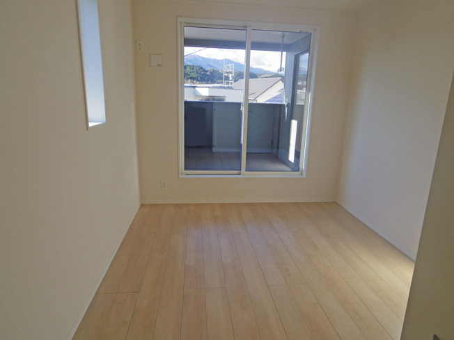 【洋室】 | 裾野市佐野第7 新築建売分譲住宅 土地＋建物 TW05877 | 裾野市佐野5号棟　洋室6帖(南側) ※令和8年1月6日撮影写真