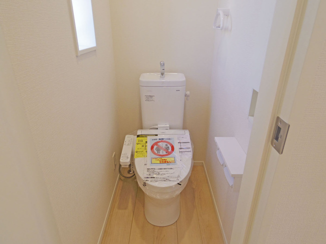 【トイレ】 | 裾野市佐野第7 新築建売分譲住宅 土地＋建物 TW05877 | 裾野市佐野5号棟　2Fトイレ ※令和8年1月6日撮影写真