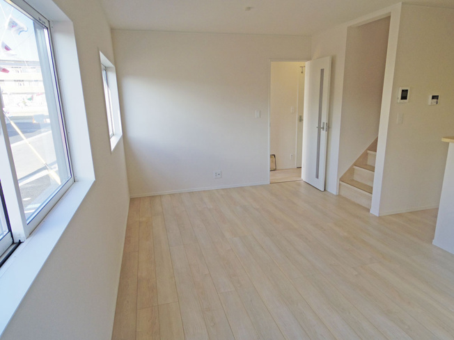 【居間・リビング】 | 裾野市佐野第7 新築建売分譲住宅 土地＋建物 TW05877 | 裾野市佐野5号棟　リビング ※令和8年1月6日撮影写真