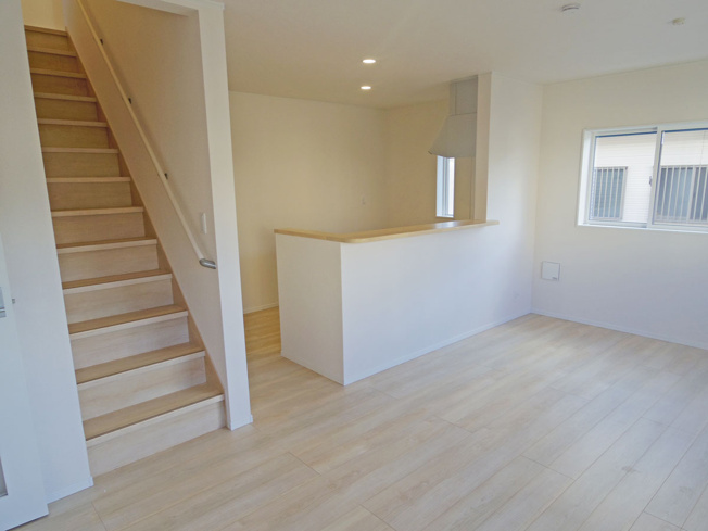 【居間・リビング】 | 裾野市佐野第7 新築建売分譲住宅 土地＋建物 TW05877 | 裾野市佐野5号棟　リビング ※令和8年1月6日撮影写真