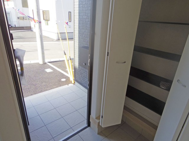 【玄関】 | 裾野市佐野第7 新築建売分譲住宅 土地＋建物 TW05877 | 裾野市佐野5号棟　玄関 ※令和8年1月6日撮影写真