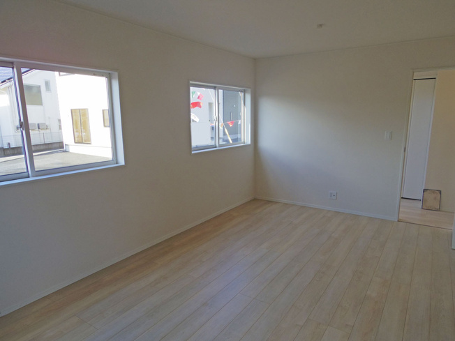 【居間・リビング】 | 裾野市佐野第7 新築建売分譲住宅 土地＋建物 TW05877 | 裾野市佐野5号棟　リビング ※令和8年1月6日撮影写真