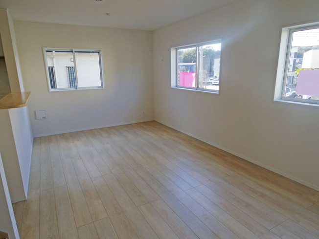 【居間・リビング】 | 裾野市佐野第7 新築建売分譲住宅 土地＋建物 TW05877 | 裾野市佐野5号棟　リビング ※令和8年1月6日撮影写真