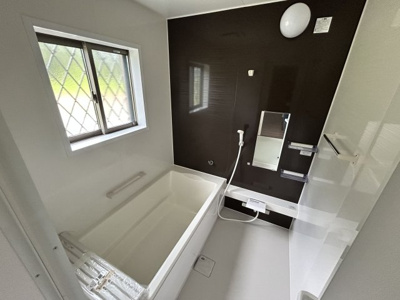 【浴室】 | 馬込町2丁目売家 | 清潔感溢れるバスルームには面格子付きの浴室窓がついています！