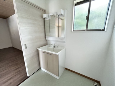 【脱衣所】 | 馬込町2丁目売家 | 脱衣所は窓付きで換気も簡単にできます！