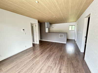 【居間・リビング】 | 馬込町2丁目売家 | 広々とした使い勝手の良いリビングルームです！