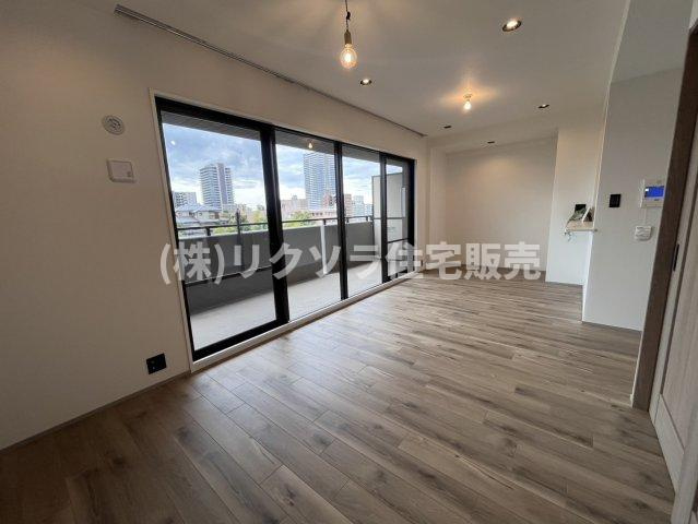 グランステイツ香里園山之手町の居間・リビング|LDK15.9帖
■物件内覧・資金計画相談・住宅ローン相談、リフォーム相談、お問合せ受付中■
※当日・翌日のご内覧、ご相談はお電話でのお問合せがスムーズです！