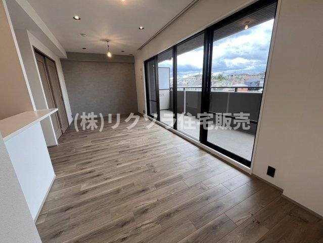 グランステイツ香里園山之手町の居間・リビング|LDK15.9帖
■物件内覧・資金計画相談・住宅ローン相談、リフォーム相談、お問合せ受付中■
※当日・翌日のご内覧、ご相談はお電話でのお問合せがスムーズです！