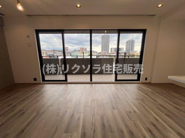 グランステイツ香里園山之手町のダイニング|LDK15.9帖
■物件内覧・資金計画相談・住宅ローン相談、リフォーム相談、お問合せ受付中■
※当日・翌日のご内覧、ご相談はお電話でのお問合せがスムーズです！