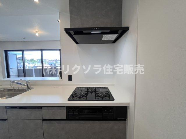 グランステイツ香里園山之手町のキッチン|ビルトイン三口コンロ
■物件内覧・資金計画相談・住宅ローン相談、リフォーム相談、お問合せ受付中■
※当日・翌日のご内覧、ご相談はお電話でのお問合せがスムーズです！