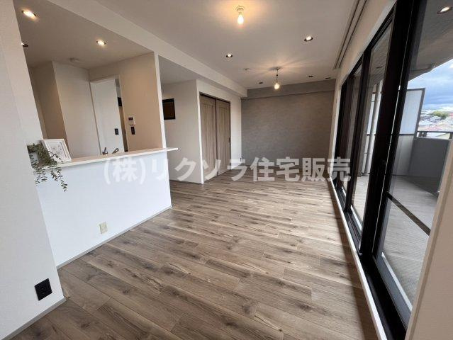 グランステイツ香里園山之手町の居間・リビング|LDK15.9帖
■物件内覧・資金計画相談・住宅ローン相談、リフォーム相談、お問合せ受付中■
※当日・翌日のご内覧、ご相談はお電話でのお問合せがスムーズです！