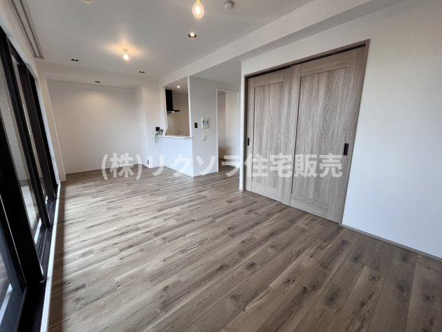 グランステイツ香里園山之手町の居間・リビング|LDK15.9帖
■物件内覧・資金計画相談・住宅ローン相談、リフォーム相談、お問合せ受付中■
※当日・翌日のご内覧、ご相談はお電話でのお問合せがスムーズです！