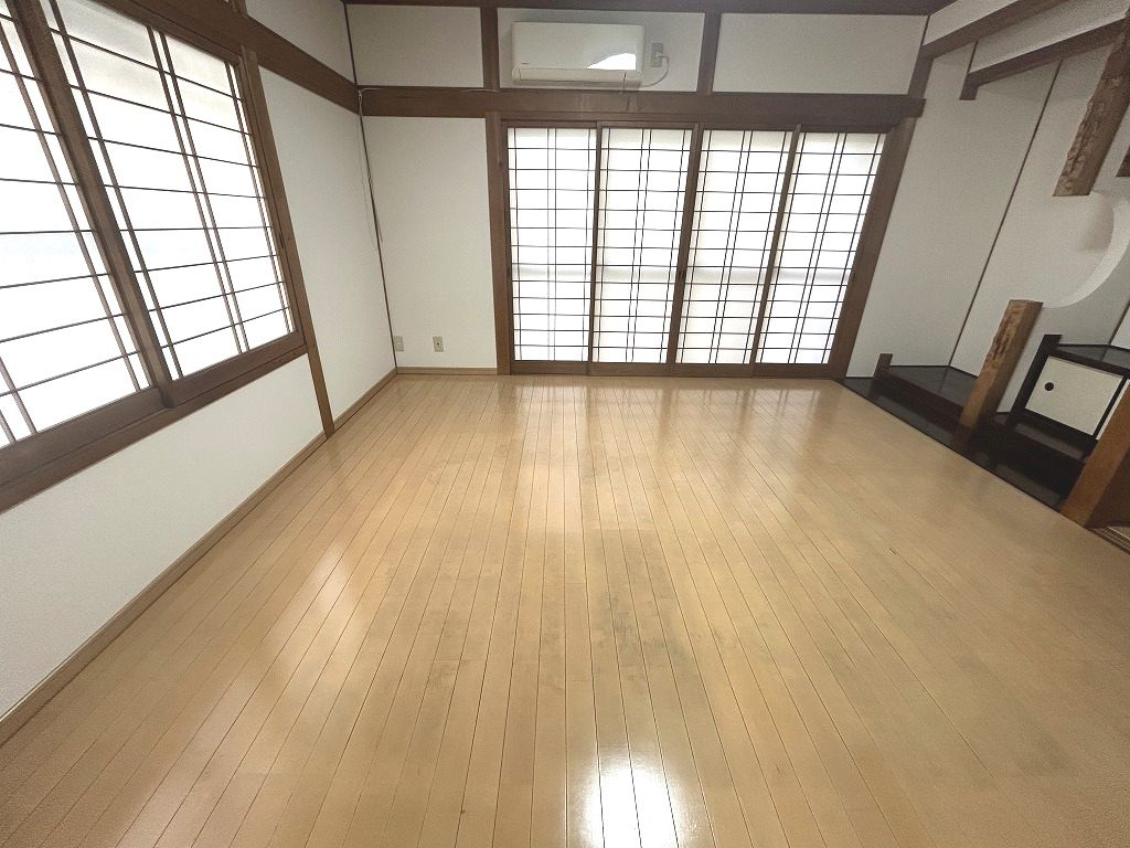 愛宕山南町貸家の洋室|落ち着いた色調の洋室です