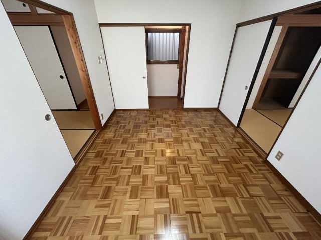 愛宕山南町貸家の洋室|コンパクトで使いやすい洋室です