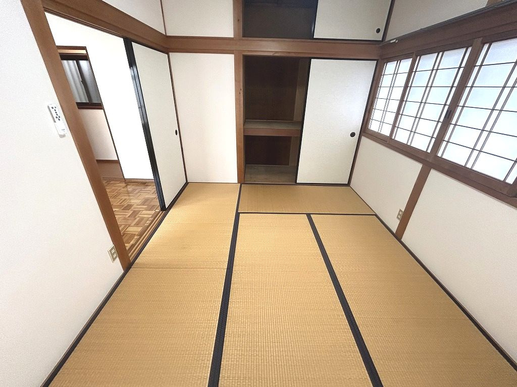 愛宕山南町貸家の和室|畳の上でゆっくりとくつろげる和室です