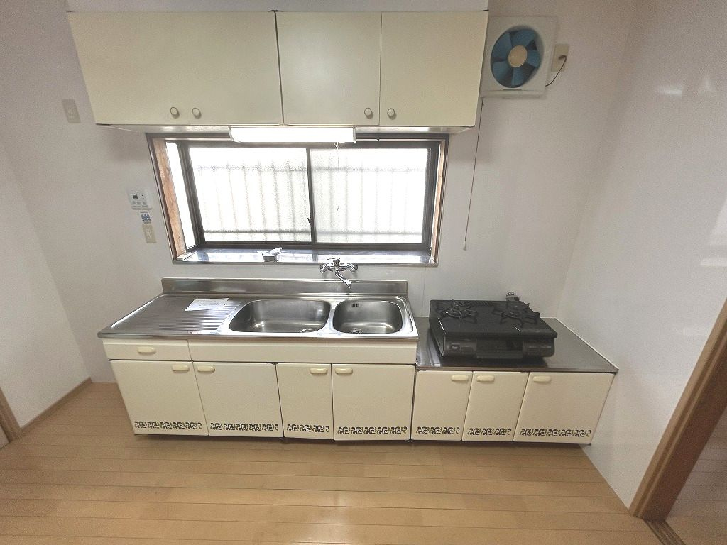 愛宕山南町貸家のキッチン|使いやすいキッチンです