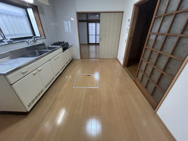 愛宕山南町貸家の居間・リビング|こちらの居間で趣味の時間をお楽しみください