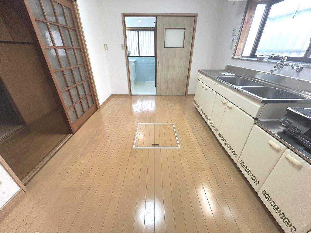 愛宕山南町貸家の居間・リビング|ゆったりとした居間です