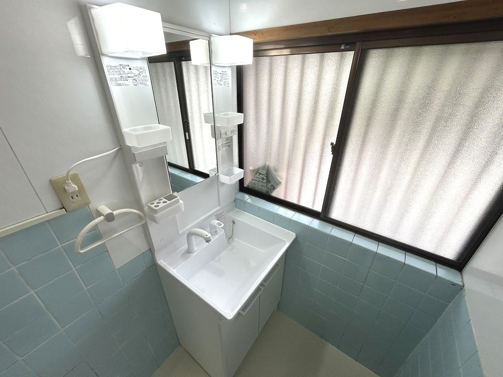 愛宕山南町貸家の独立洗面台|独立洗面台、小物を置くことができて便利です