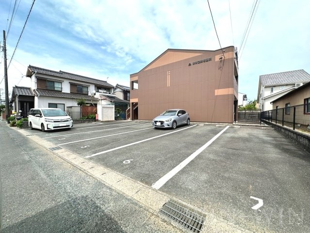 ネオコスモ西沢の駐車場