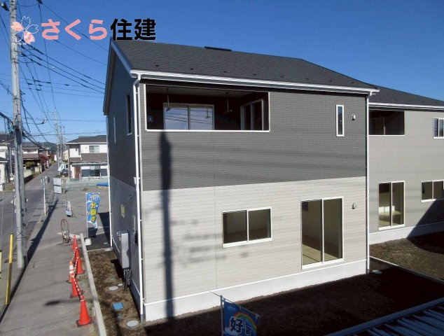 鹿沼市緑町第5　1号棟の前面道路含む現地写真|駐車場は並列で2台駐車が可能です◎