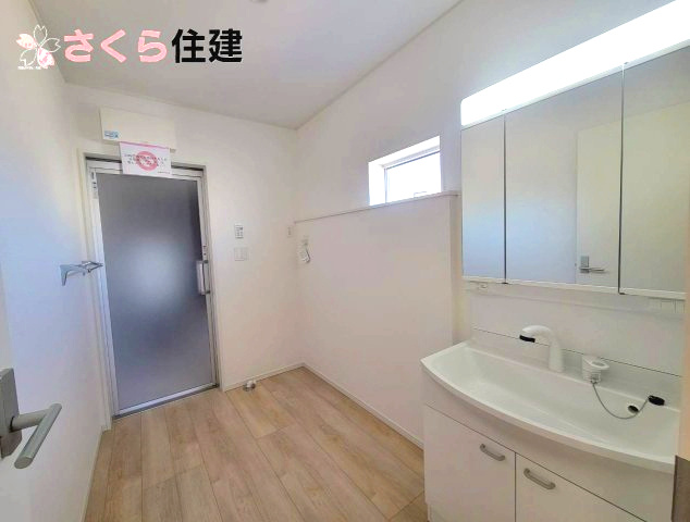 鹿沼市緑町第5　1号棟のその他|同社施工物件の写真です。明るい洗面スペースで朝の身支度も快適に♪３面鏡の裏にはたっぷりと収納スペースを標準装備！											
