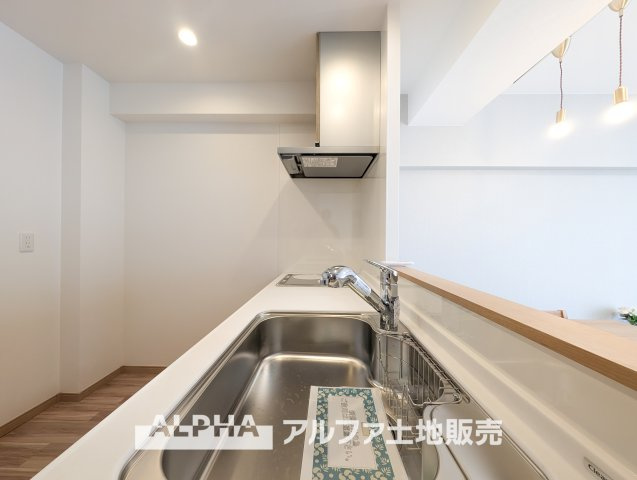 ジョイフル多摩センターのキッチン|【Range hood】
◆レンジフード◆武骨なまでに磨きこまれたステンテクスチャーはコンテンポラリー・デザイン。ダウンライトがフードを照らし煌めきの瀟洒なキッチンを演出する。