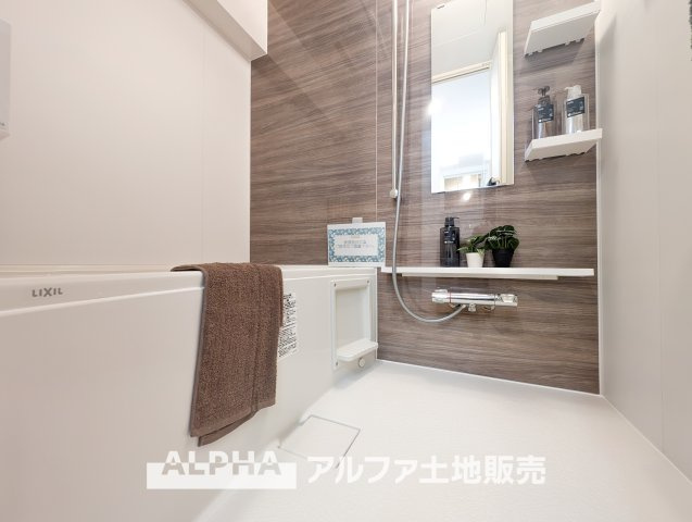 ジョイフル多摩センターの浴室|【Bathroom】
◆浴室換気乾燥機付きUB◆雨に日でも洗濯物が乾かせ、同時に室内を乾燥させる為、カビ、汚れの発生を抑えます。暖房機機能があり冬場は入浴前に暖め可能でとても重宝します。