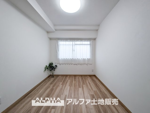 ジョイフル多摩センターの洋室|【room】
◆居室◆光に包まれるように設計された空間。太陽の光が爽やかな目覚めを誘い、良い一日を予感させてくれます。